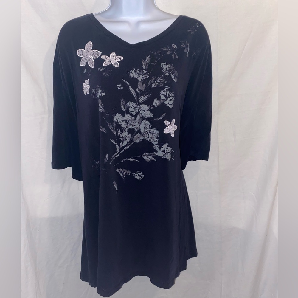 Women’s size 38/40W LIZ&ME v-neck tee with embroidery